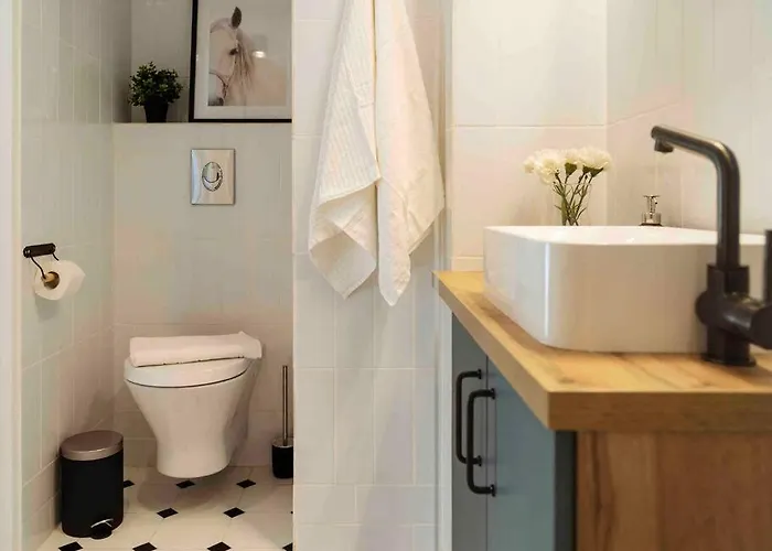 Bright 2br - Location - Balcony *