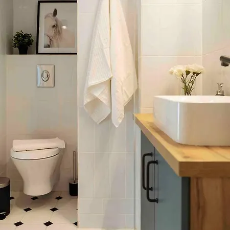 Bright 2br - Location - Balcony *