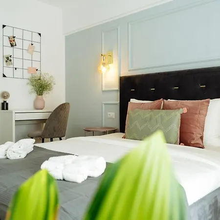 Bright 2br - Location - Balcony *