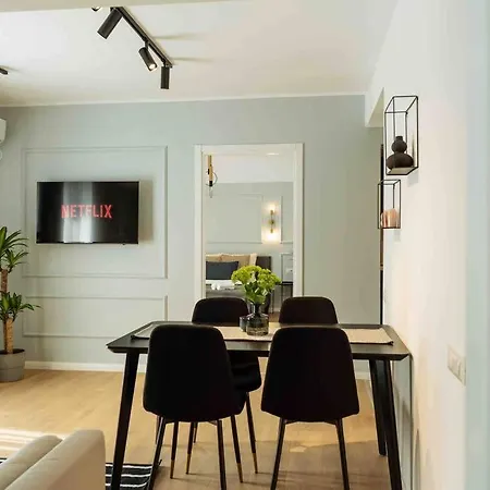 Bright 2br - Location - Balcony *