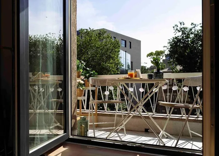 Bright 2br - Location - Balcony *