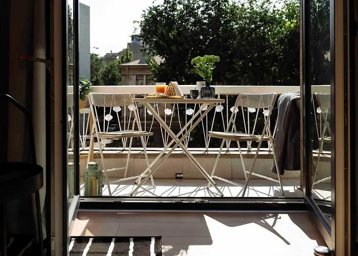 Bright 2br - Location - Balcony *