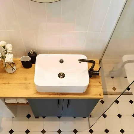 Bright 2br - Location - Balcony Апартаменти