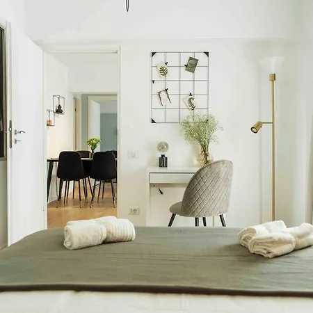 Bright 2br - Location - Balcony Бухарест