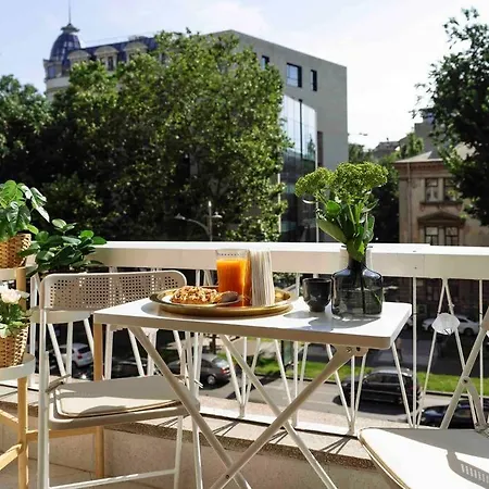 Апартаменти Bright 2br - Location - Balcony Бухарест