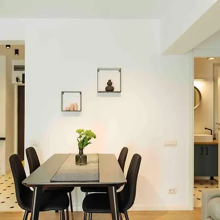 Апартаменти Bright 2br - Location - Balcony *