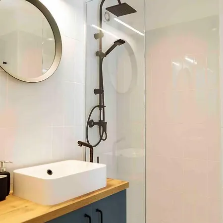 Bright 2br - Location - Balcony Апартаменти Бухарест