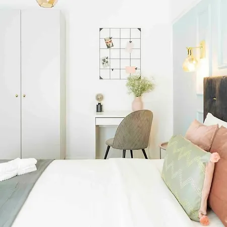 Bright 2br - Location - Balcony Бухарест
