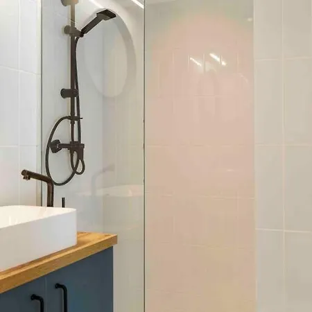 Апартаменти Bright 2br - Location - Balcony *