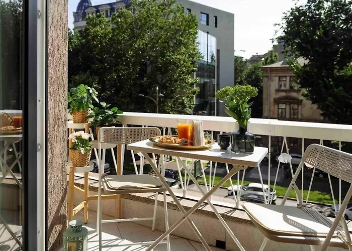 Bright 2br - Location - Balcony Apartment *