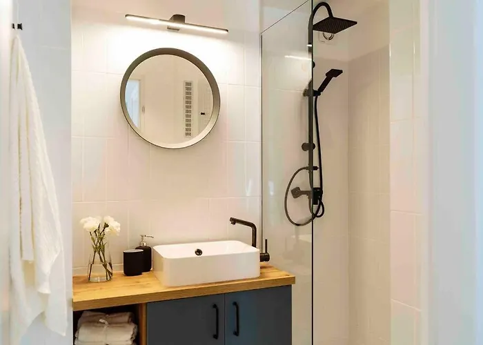 Bright 2br - Location - Balcony דירה